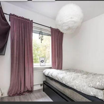 Rent this 2 bed apartment on Restaurang Brunna in Klövervägen, 145 67 Botkyrka kommun