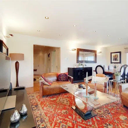 Image 9 - Russell Close, London, W4 2NU, United Kingdom - Apartment for rent