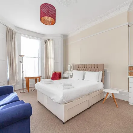 Rent this 1 bed apartment on 52 Tavistock Road in London, W11 1AR