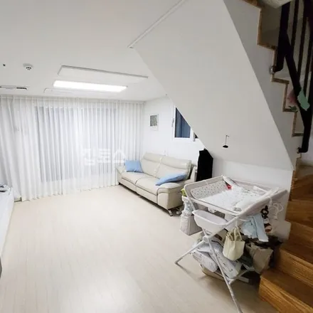 Rent this 3 bed apartment on 서울특별시 송파구 송파동 150