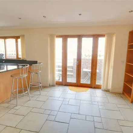 Rent this 4 bed apartment on Highland Road in London, CR8 2HS