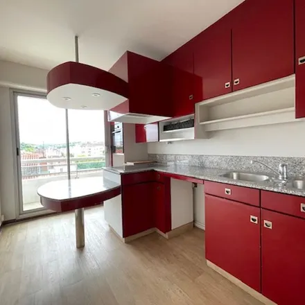 Rent this 3 bed apartment on 43 Rue du Président Wilson in 24000 Périgueux, France