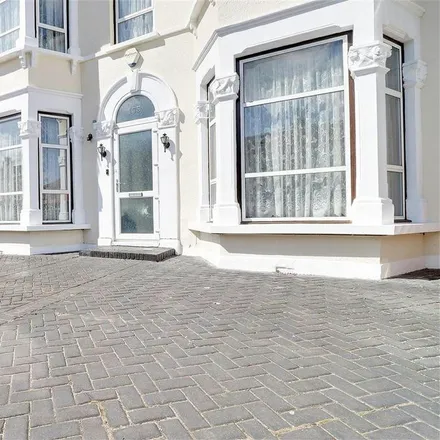 Rent this 5 bed townhouse on Elgin Road in Seven Kings, London