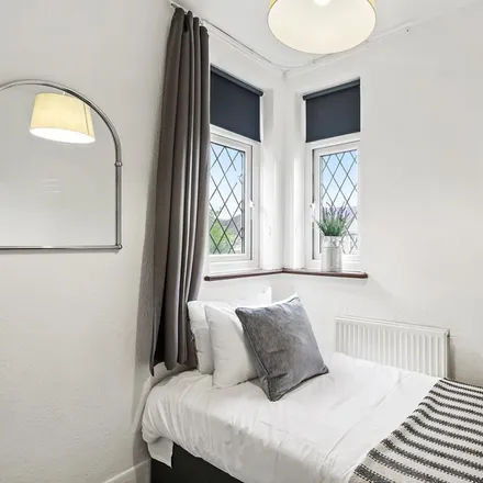 Rent this 1 bed room on Courthope Road in London, UB6 8PZ