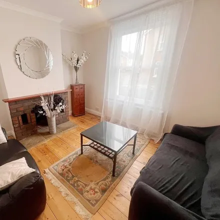 Rent this 5 bed duplex on Nettles Terrace in Guildford, GU1 4PA