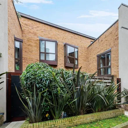 Rent this 4 bed house on London Lash in 114 Boundary Road, London