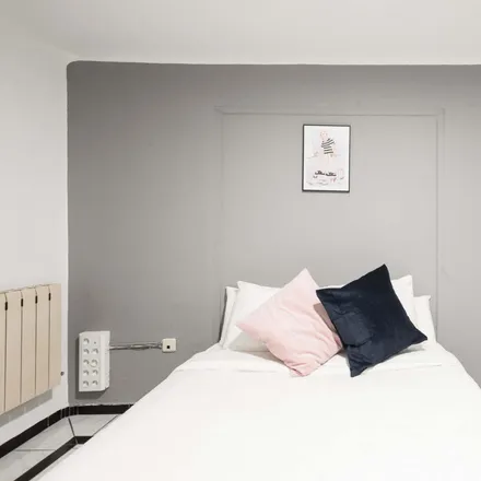 Rent this 11 bed room on Calle de la Colegiata in 13, 28012 Madrid