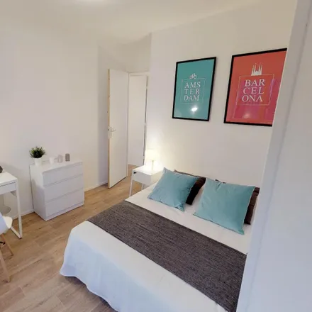 Rent this 4 bed room on 8 rue de Calais