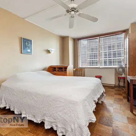 Image 4 - 220 East 54th Street, New York, NY 10022, USA - Condo for sale