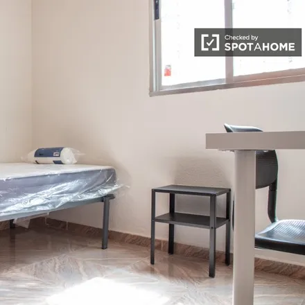 Rent this 4 bed room on Cafetería Keler in Calle de Cebreros, 28047 Madrid