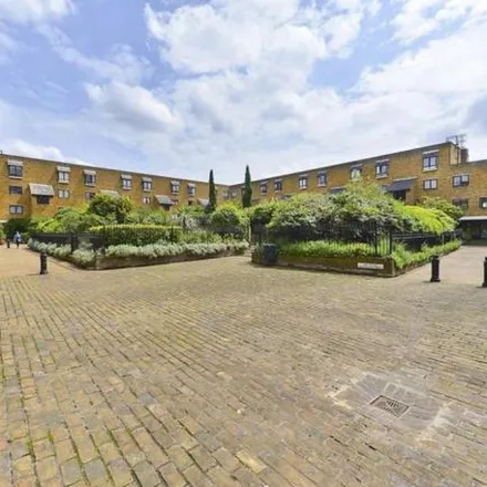 Rent this 4 bed apartment on 62 Pembroke Road in London, W8 6PW