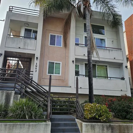 Rent this 2 bed apartment on Villa Carlotta in Tamarind Avenue, Los Angeles