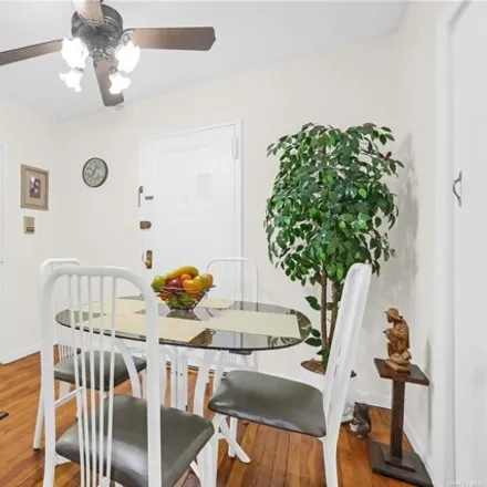Image 6 - 26-20 141st Street, New York, NY 11354, USA - Apartment for sale