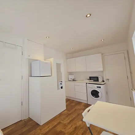Image 3 - Woodlands Close, London, NW11 9QP, United Kingdom - Apartment for rent
