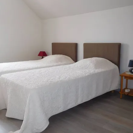 Rent this 3 bed townhouse on 24590 Saint-Crépin-et-Carlucet
