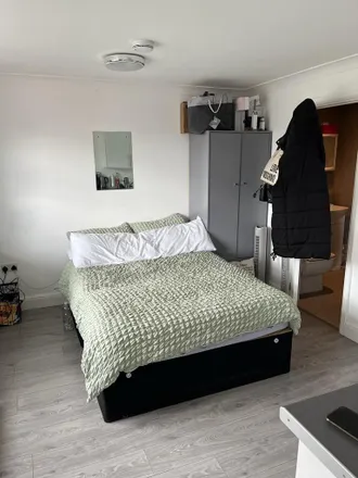 Image 2 - 13 Willow Way, Potters Bar, EN6 2PP, United Kingdom - Apartment for rent