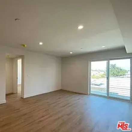 Image 6 - 5405 Hermitage Ave Apt 402, California, 91607 - Condo for rent