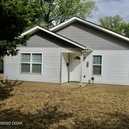 Rent this 2 bed house on 319 North Oak Avenue in Chitwood, Joplin