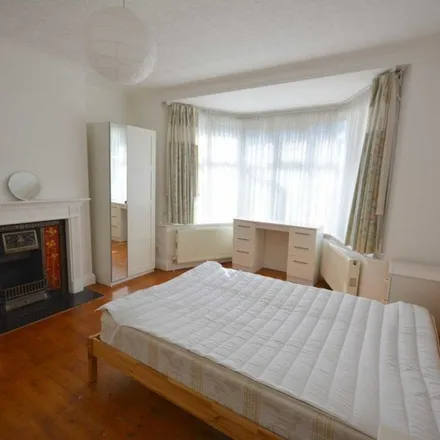 Rent this 5 bed duplex on 54 Greyhound Hill in London, NW4 4JB