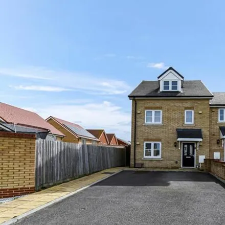 Buy this 3 bed house on Dunnock Drive in Lower Upnor, ME3 8FY