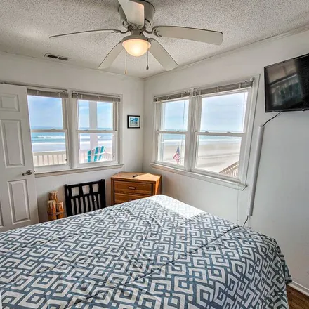 Rent this 3 bed house on Surf City