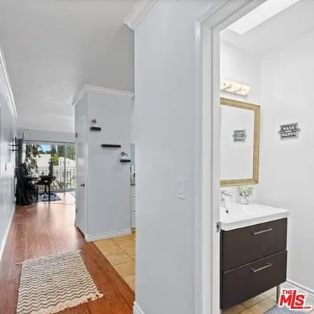 Image 6 - 15442 Weddington Street, Los Angeles, CA 91411, USA - Condo for sale