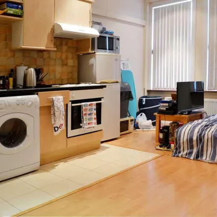 Rent this studio apartment on Emanuel Avenue in London, W3 6NW