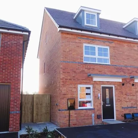 Rent this 4 bed townhouse on unnamed road in Low Green, WN2 2DS