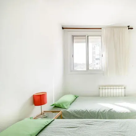 Rent this 3 bed room on Farmàcia Granero Nogueira in Isabel, Carrer d'Algarve