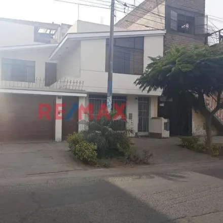 Buy this 7 bed house on Avenida Constelación 2671 in San Juan de Lurigancho, Lima Metropolitan Area 15419