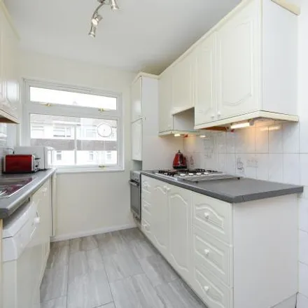 Rent this 3 bed townhouse on 5 Franklin Close in Oakleigh Park, London