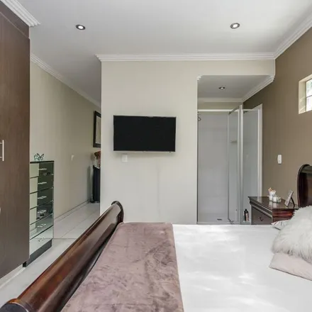 Image 2 - Robert Crescent, Duxberry, Sandton, 2057, South Africa - Apartment for rent