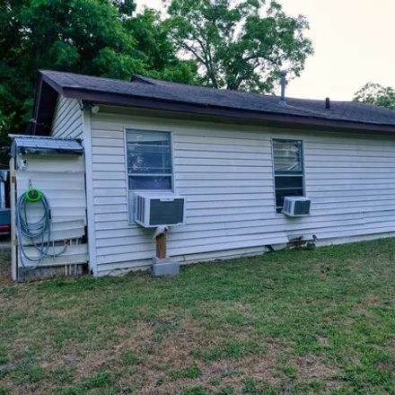 Image 4 - 725 E Pine St, Seguin, Texas, 78155 - House for sale