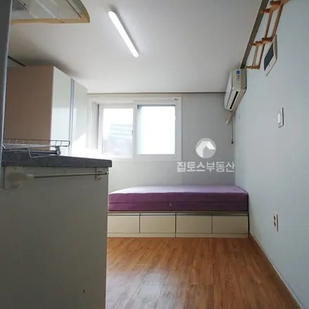 Rent this studio apartment on 서울특별시 서대문구 신촌동 1-122