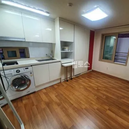 Rent this studio apartment on 서울특별시 강남구 논현동 102-8