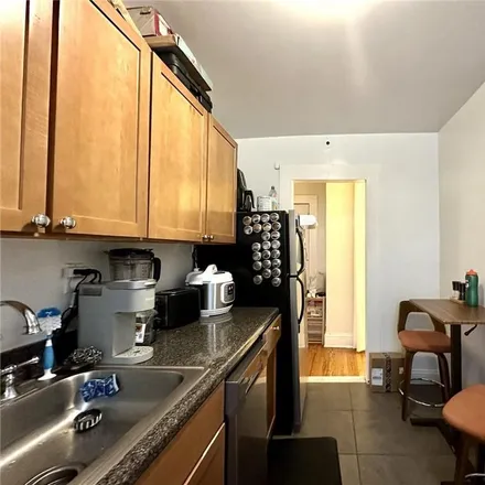 Image 7 - 30-49 Crescent Street, New York, NY 11102, USA - House for rent