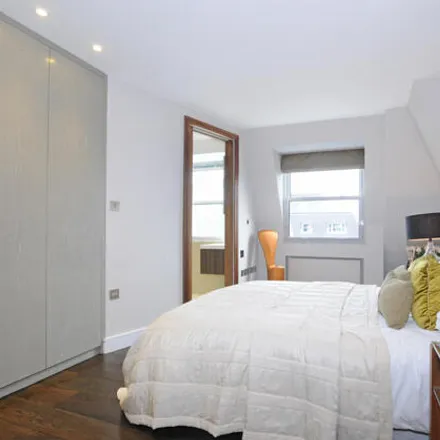 Image 6 - Avenue Lodge, Avenue Road, London, NW8 6HY, United Kingdom - House for rent
