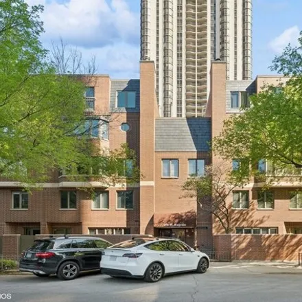 Buy this 4 bed condo on 150 West Eugenie Street in Chicago, IL 60614
