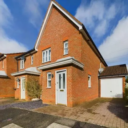 Buy this 2 bed duplex on The Beacons in North Hertfordshire, SG1 6EB