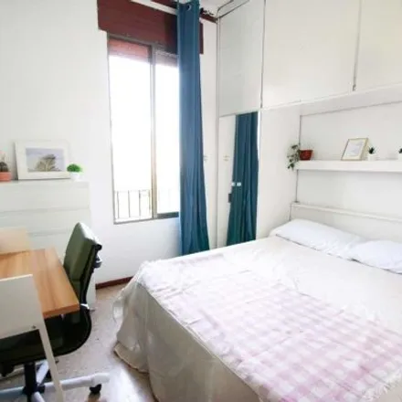 Rent this 3 bed room on Avinguda del Paral·lel in 130, 08015 Barcelona