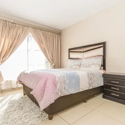 Rent this 3 bed apartment on Beulah Crescent in Helderkruin, Roodepoort