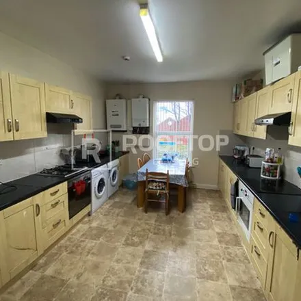 Rent this 9 bed townhouse on Cardigan Road in Leeds, LS6 3AF