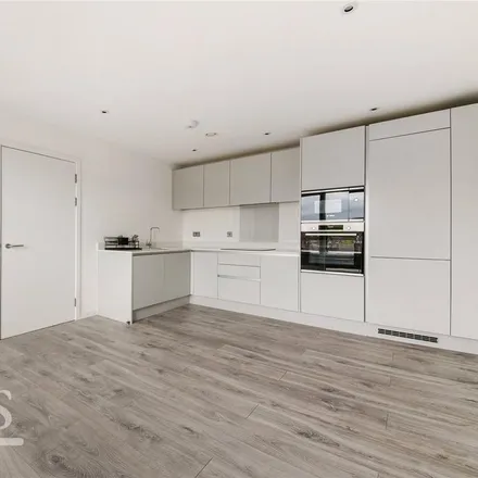 Rent this 3 bed apartment on Calum Court in High Street, London