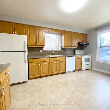 Rent this 3 bed apartment on 2373 Ventura Drive in Oakville, ON L6L 2B1
