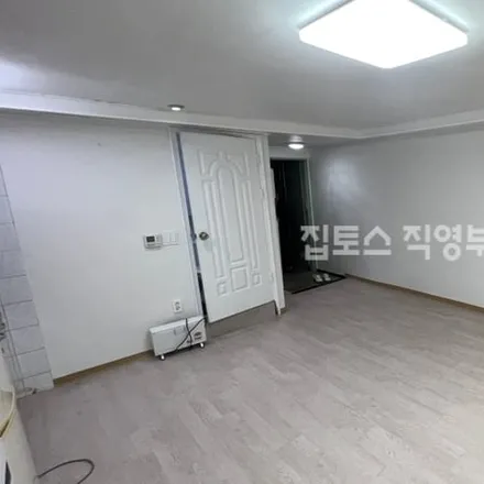 Rent this studio apartment on 서울특별시 강남구 신사동 596-4