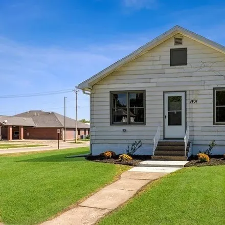 Buy this 2 bed house on 1431 Pershing Boulevard in Clinton, IA 52732