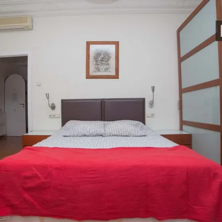 Rent this 5 bed room on Carrer de Gibraltar in 11, 46006 Valencia