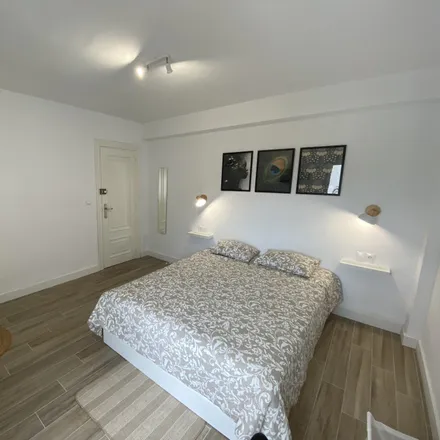 Rent this 1 bed room on Carrer de l'Alferes Díaz Sanchis / Calle del Alférez Díaz Sanchis in 03004 Alicante, Spain