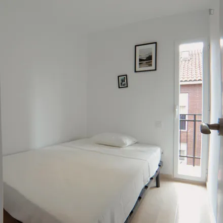 Image 2 - Calle de Antonio Prieto, 28026 Madrid, Spain - Apartment for rent
