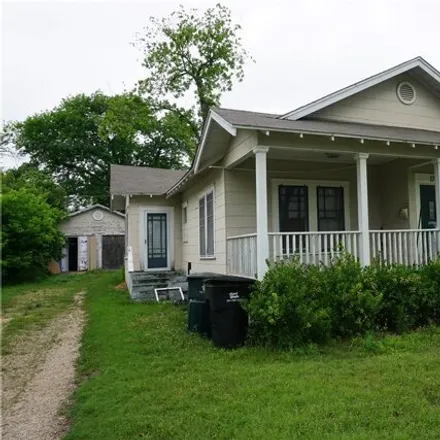 Buy this 3 bed house on 429 West Royal Avenue in Temple, TX 76501